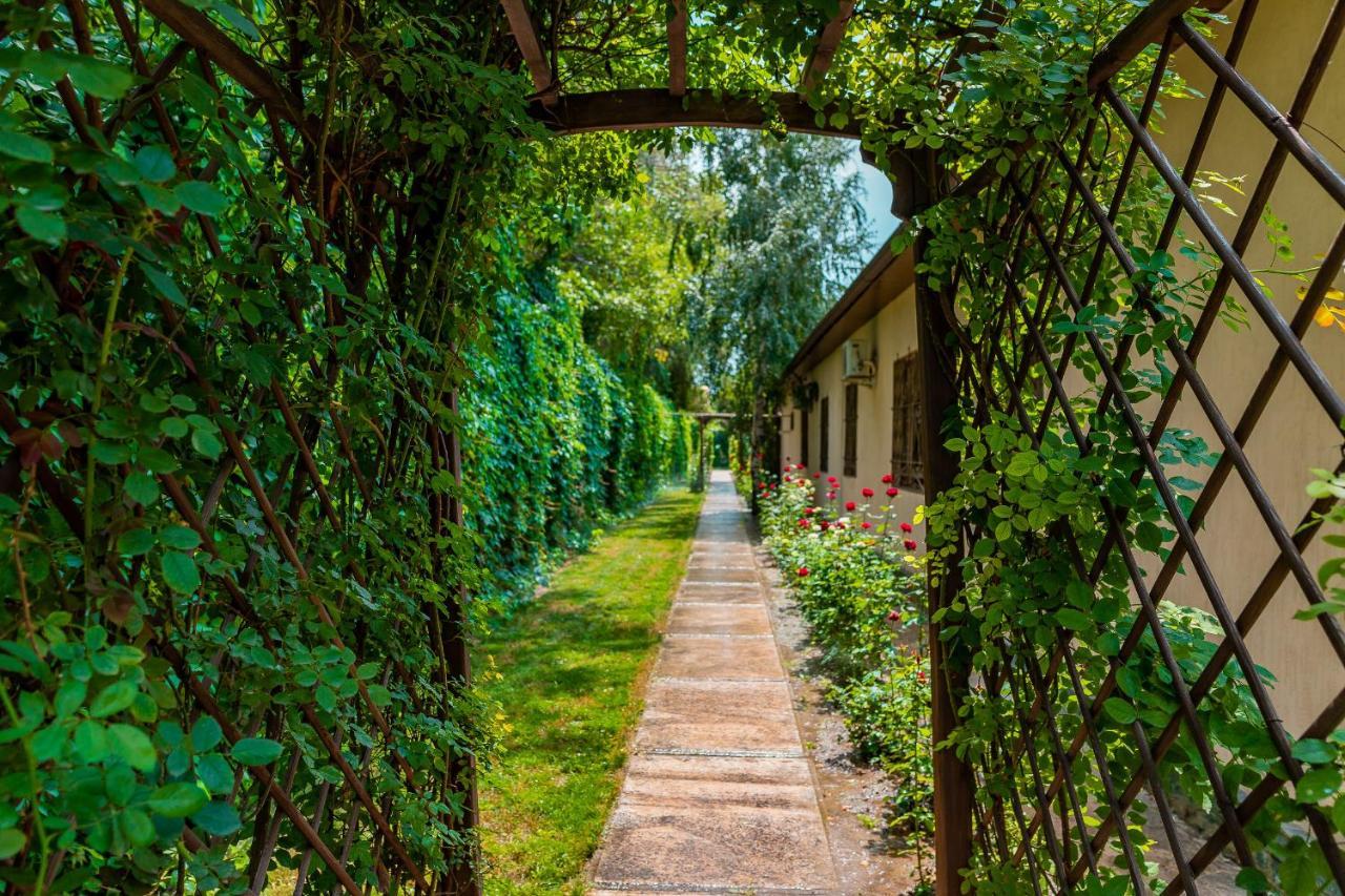 Gоlden Dragon Villa Hotel Μπισκέκ Εξωτερικό φωτογραφία